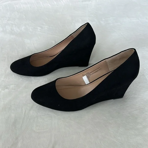 A New Day Black Suede Wedge Heels Size 9.5 – Classic Closed Toe - Picture 3 of 5